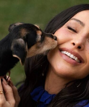 'Quem adota também é adotado', diz Sabrina Sato, que comanda programa sobre cães resgatados