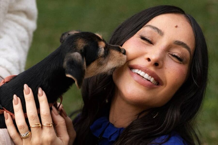 'Quem adota também é adotado', diz Sabrina Sato, que comanda programa sobre cães resgatados